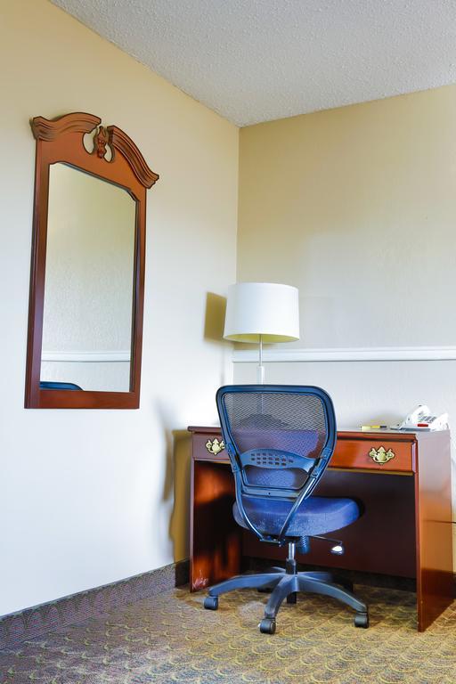 Super 8 By Wyndham Charlotte University מראה חיצוני תמונה