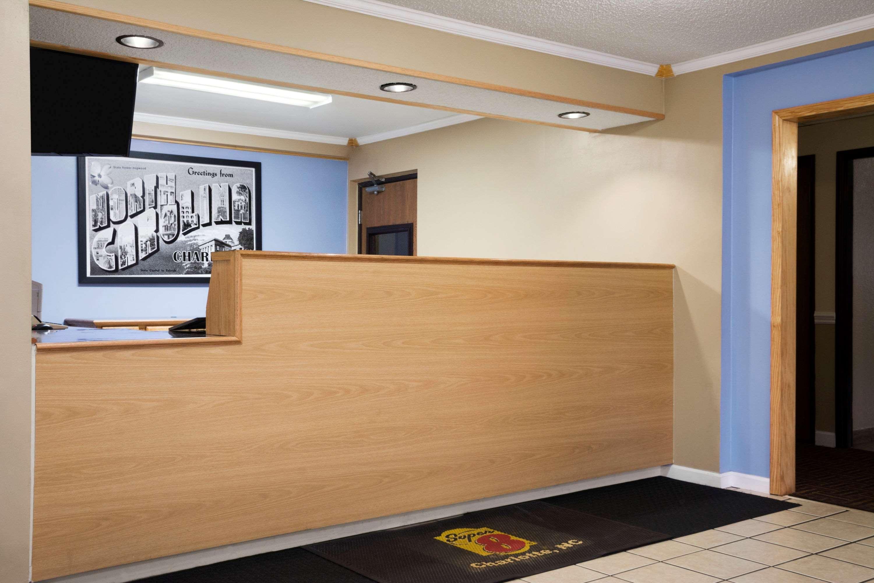 Super 8 By Wyndham Charlotte University מראה חיצוני תמונה