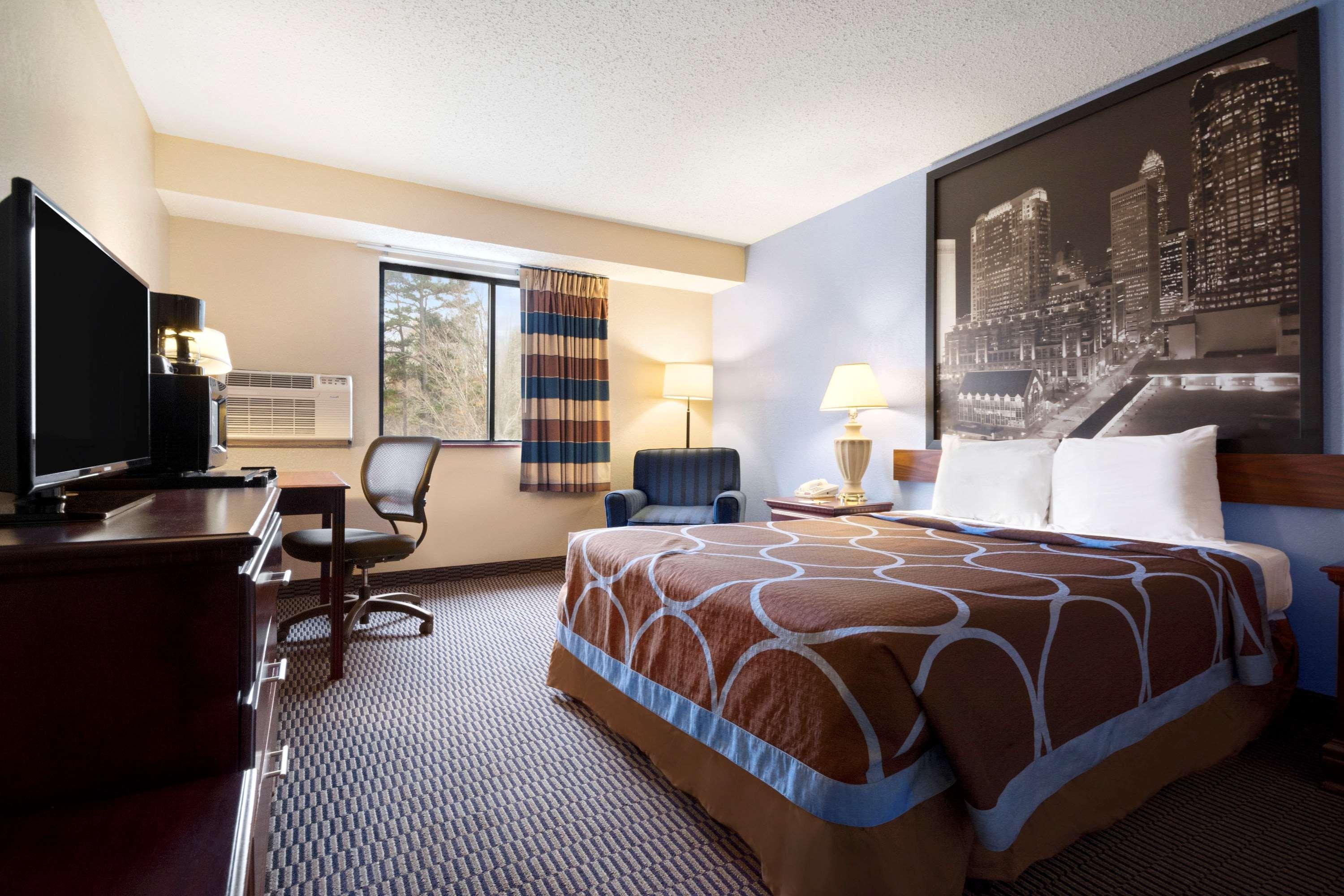 Super 8 By Wyndham Charlotte University מראה חיצוני תמונה