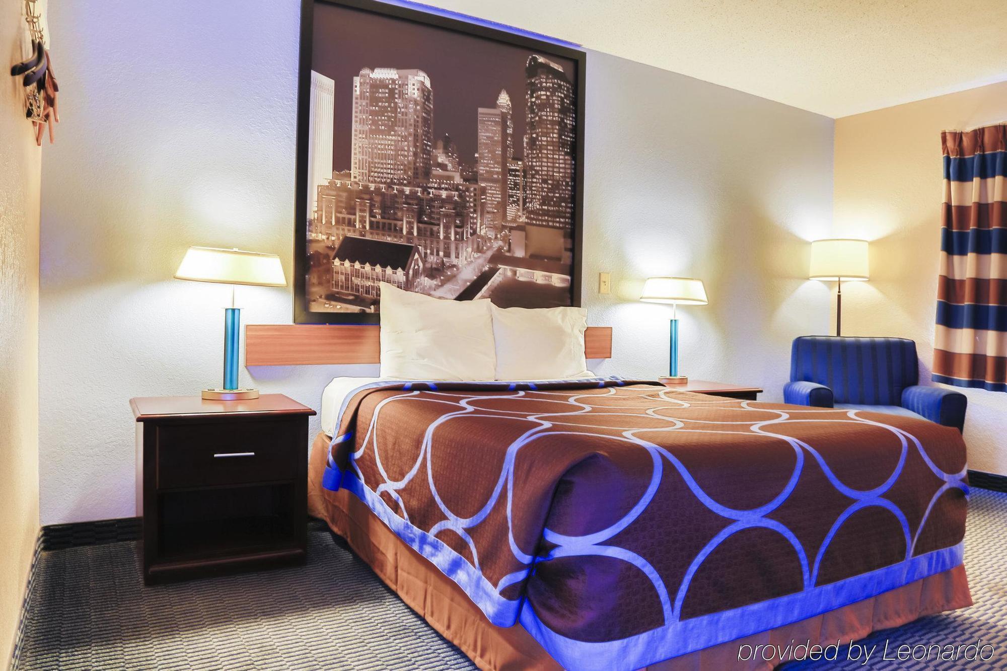 Super 8 By Wyndham Charlotte University מראה חיצוני תמונה