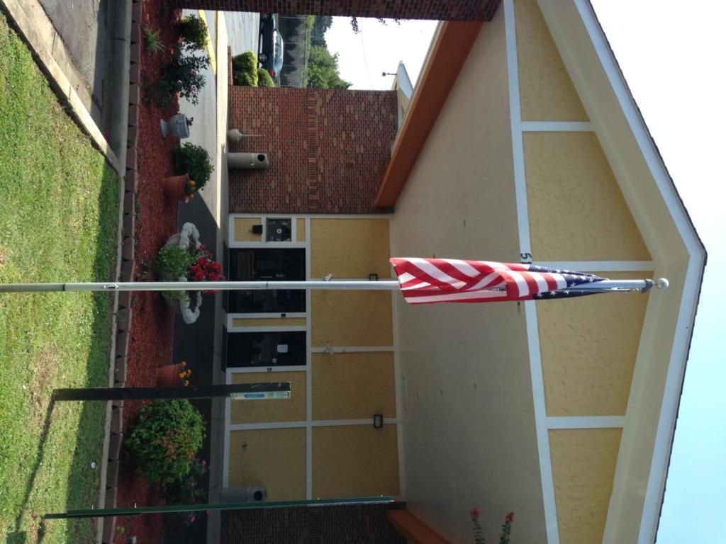 Super 8 By Wyndham Charlotte University מראה חיצוני תמונה