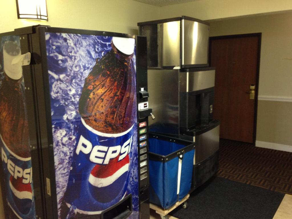 Super 8 By Wyndham Charlotte University מראה חיצוני תמונה