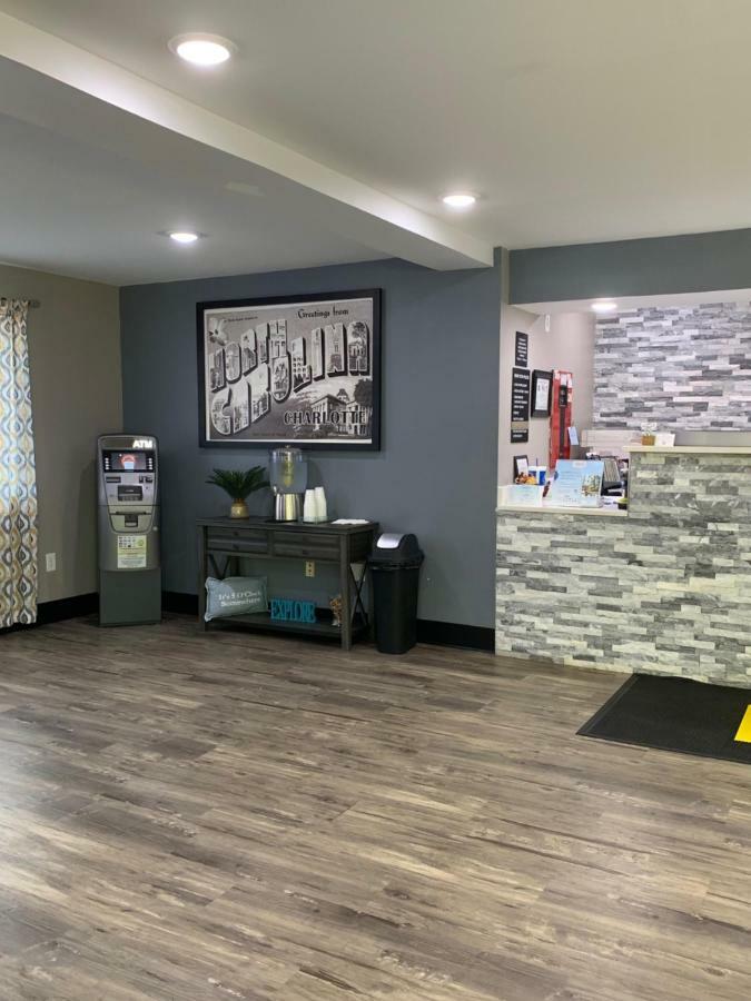 Super 8 By Wyndham Charlotte University מראה חיצוני תמונה