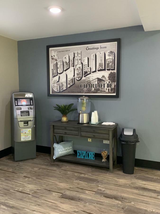 Super 8 By Wyndham Charlotte University מראה חיצוני תמונה
