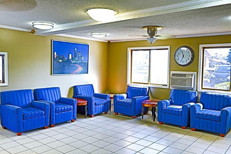 Super 8 By Wyndham Charlotte University מראה חיצוני תמונה